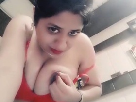 Big-boobed Desi bhabhi takes a selfie for her lover