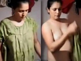 Bhabi aunty bares it all in steamy video