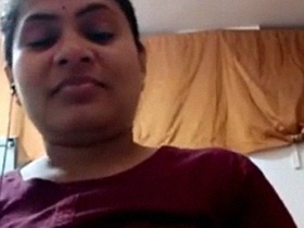 Mallu bhabhi's big boobs get pressed in solo video