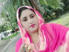 Desi bhabi goes nude in video call