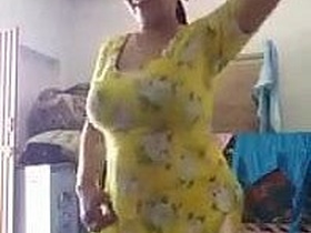 Desi babe's steamy dance performance