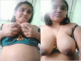 Fatty Indian bhabhi flaunts her large breasts in exclusive video