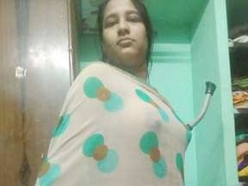 Desi Aldeia flaunts her big boobs in a steamy video