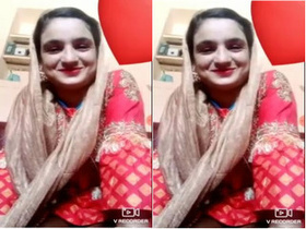 Pakistani bhabhi flaunts her big boobs and pussy in exclusive video