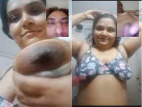 Exclusive Desi bhabhi flaunts her big boobs on Vk