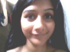 Desi girl fingers herself in this sexy video