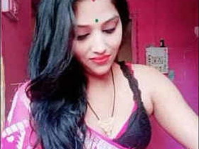 Desi housewife Puja Sharma flaunts her navel in a bra