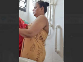 Indian MILF Aunty's sensual bathing video