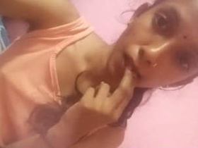 Desi girl records herself giving her boyfriend a handjob in a cute video