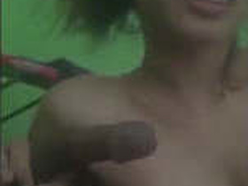 Desi girl gives a small cock a blowjob in this video clip