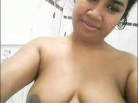 Desi bhabi flaunts her body on video call