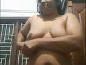 Mallu bhabhi flaunts her breasts and pussy in seductive video