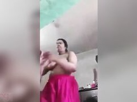 Indian housewife flaunts her naked body on camera