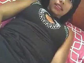 BF exposes his girlfriend's shy pussy in hot video