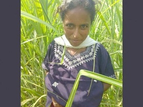 Indian bhabi gets fucked in the field