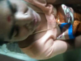 Telugu bhabhi gives a clear conversation and handjob