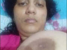 Exciting Desi babe flaunts her ample bosom
