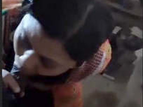 Desi bhabhi gives a hot blowjob