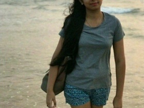 Mallu bhabi flaunts her curves in a seductive video