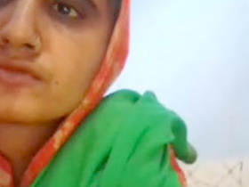 Desi bhabi pleasures herself in the toilet