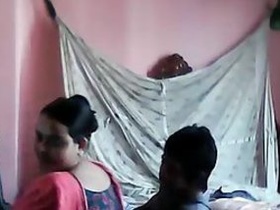 Amateur Indian bhabhi gives in to sexual desires with college guy