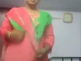 Stunning Indian bhabhi in a nude video