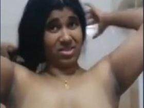Desi aunty pleasures herself with her fingers in a selfie video