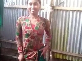Amateur Indian girl enjoys shower in village