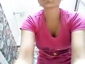 Desi bhabi bares it all in steamy video