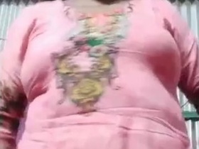 Desi aunty flaunts her intimate parts