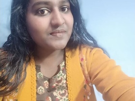 Aunty in a bathing suit: A Tamil beauty's naughty bath time