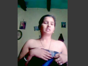 Indian village bhabi flaunts her body in steamy video
