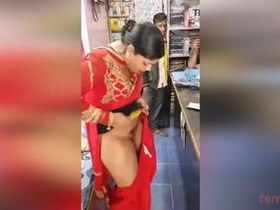Desi aunty flaunts her hairy pussy in saree while shopping