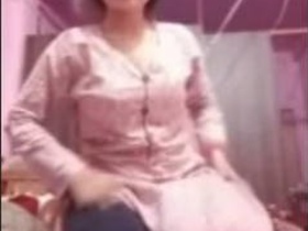 Watch a bhabi with a beautiful body in this sexy video