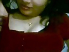 Indian girl gives her boyfriend a satisfying blowjob