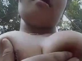 Bangladeshi village girl shows off her beauty in a steamy video