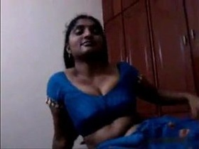 Desi housewife in saree flaunts big ass and tits in homemade video