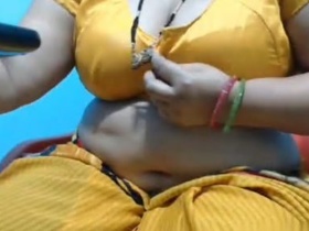 Stunning curvy aunty flaunts her big natural boobs