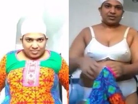 Fatty aunty gets down and dirty with Desi hottie