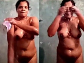 Desi aunty gets naked in the bathtub