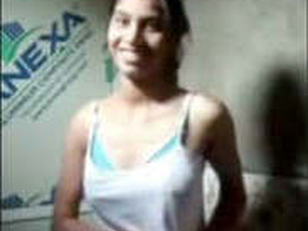 Cute Desi girl shows off her body in a hot clip