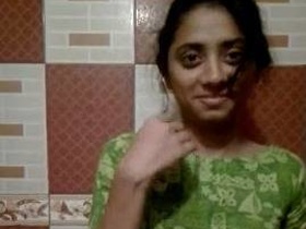 Solo Indian girl indulges in nude selfies