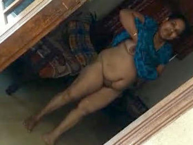 Aunty Mallu reveals her bosom and intimate area