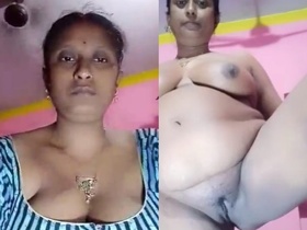 Aunty with large buttocks unhappy and pleasuring herself
