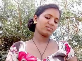 Cute Desi girl gets outdoor sex in public park