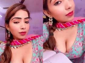 Indian bhabi Ayushi Jaiswal shows off her big natural breasts