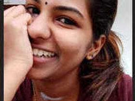 Mallu babe flaunts her boobs and pussy in a steamy video