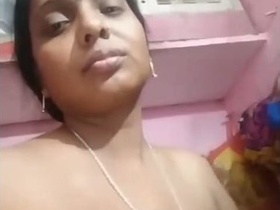 Horny bhabhi fingers herself in hot video
