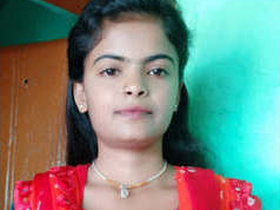 Desi girl gives a blowjob in this video