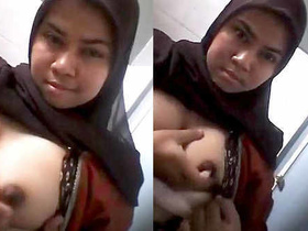 Desi girl flaunts her body and exposes her breasts and pussy